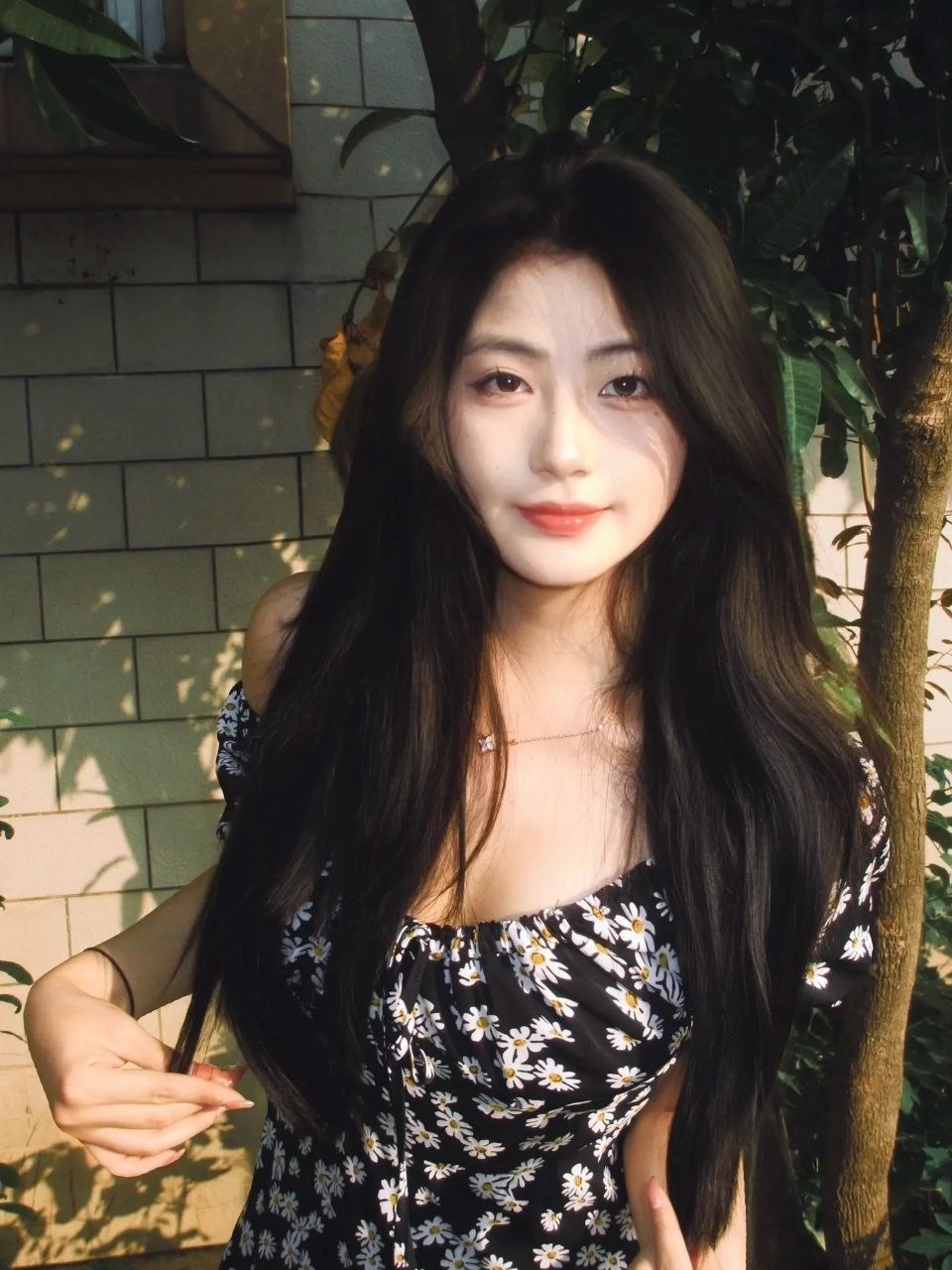 [自拍]據說某理工大學“貓貓”，照片里美顏拉滿、長髮甜美乖巧，現實卻被按著頭強制…