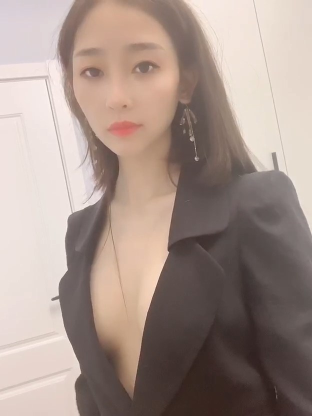 Cat Cat Black Suit Deep V Breasted Red Lips Low Chest, Video Sister Style Selfie