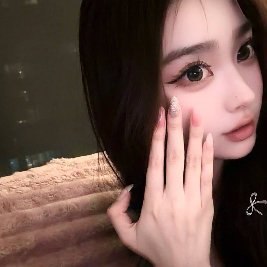 Contrast high-value Instagram face slap selfie, super contrast blow singing and