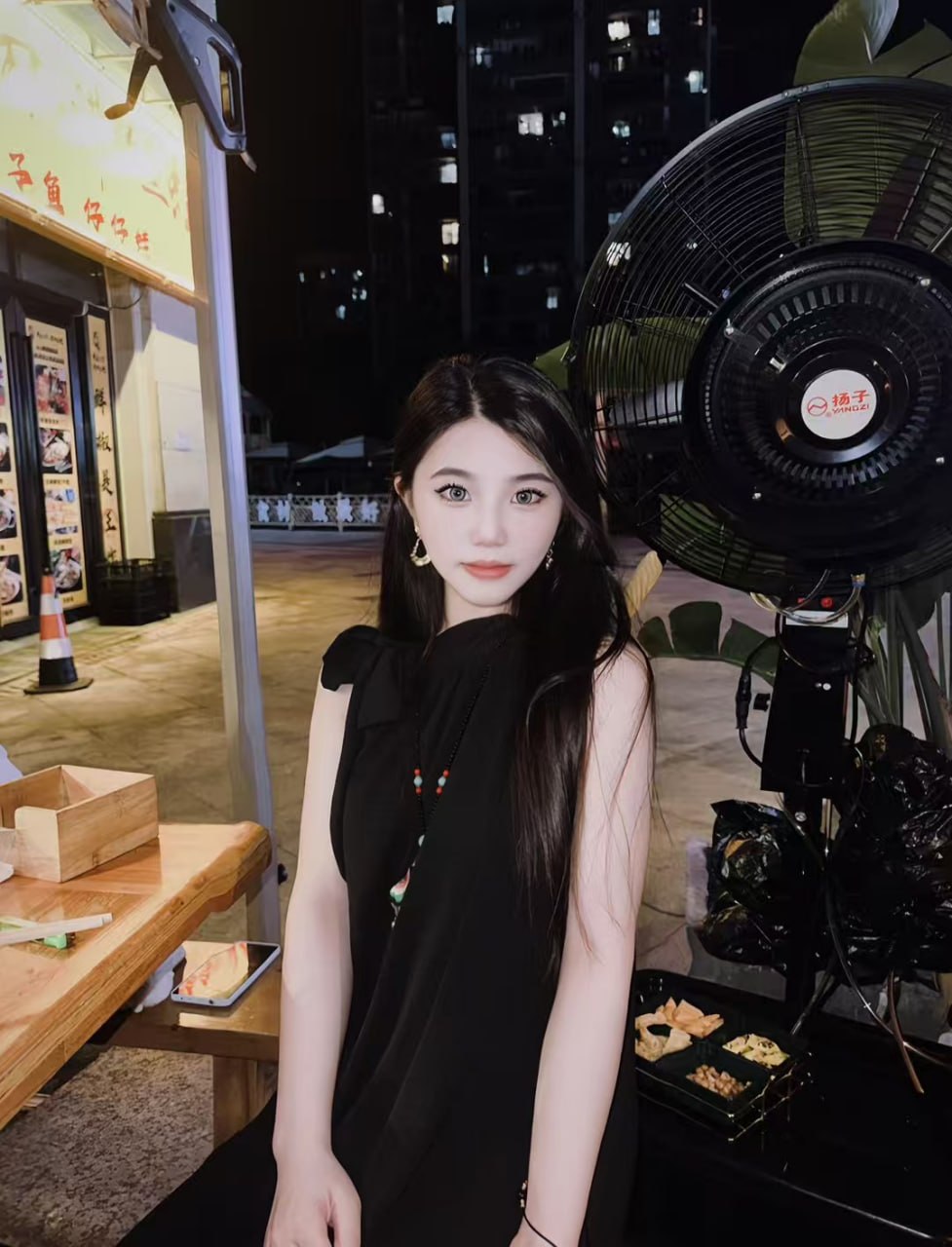 A beautiful girl in Hechuan, Chongqing, who took a selfie with sex on her face.